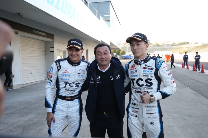 公式予選: 予選2位・アレックス・パロウ、中嶋悟監督、PP・牧野任祐（TCS NAKAJIMA RACING）