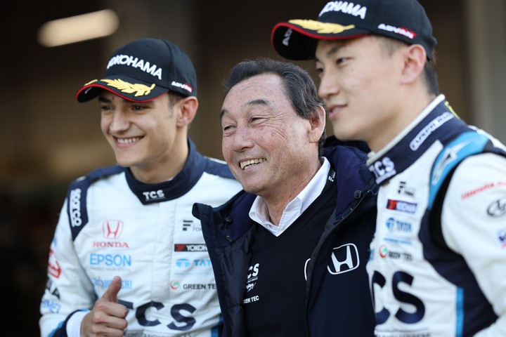 公式予選: 予選2位・アレックス・パロウ、中嶋悟監督、PP・牧野任祐（TCS NAKAJIMA RACING）