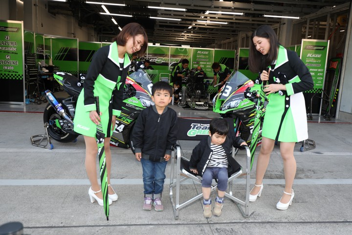 キッズピットウォーク: レースクイーンとファンの子ども