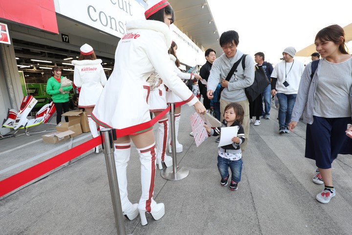 キッズピットウォーク: レースクイーンとファンの子ども