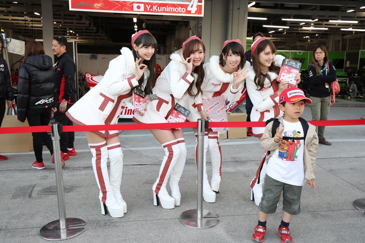 キッズピットウォーク: レースクイーンとファンの子ども