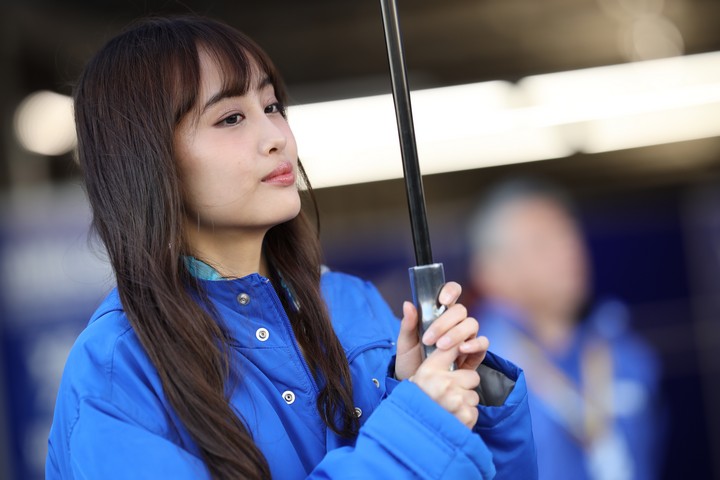 キッズピットウォーク: バイクにまたがるファンの子ども