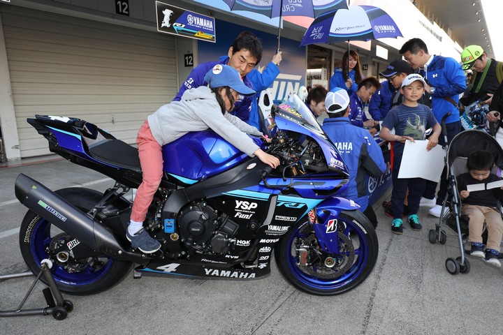 キッズピットウォーク: 山下健太と国本雄資（KONDO RACING）