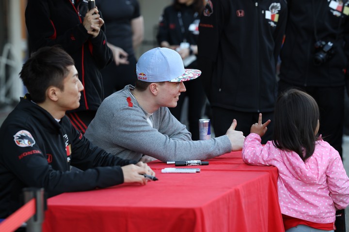 キッズピットウォーク: 野尻智紀、ダニエル・ティクトゥム（TEAM MUGEN）とファンの子ども