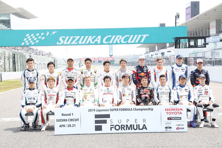 出場全ドライバーの集合写真