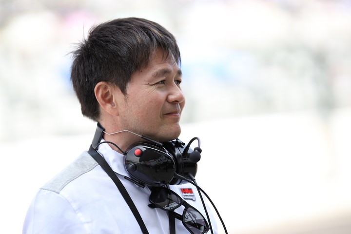 スタート進行: 本山哲監督（B-Max Racing with motopark）