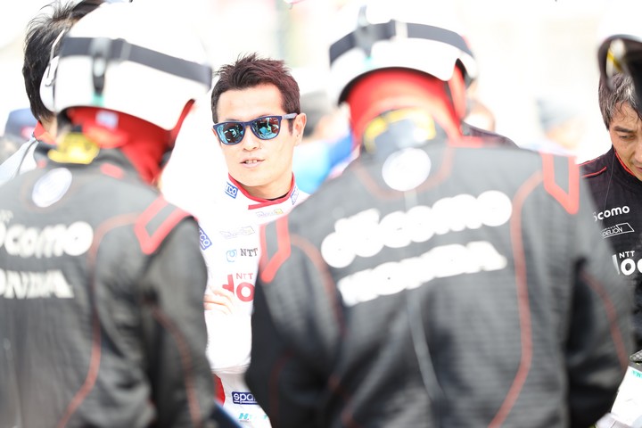 スタート進行: 山本尚貴（DOCOMO TEAM DANDELION RACING）