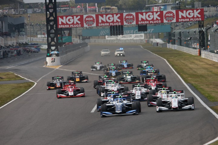 決勝レース: 43周のレースがスタートした