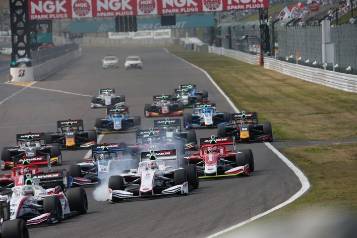 決勝レース: タイヤをロックさせる福住仁嶺（DOCOMO DANDELION M5Y SF19）