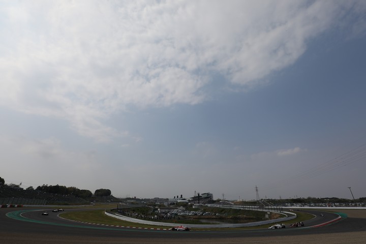 決勝レース: 青空のもと1コーナーから2コーナーへ