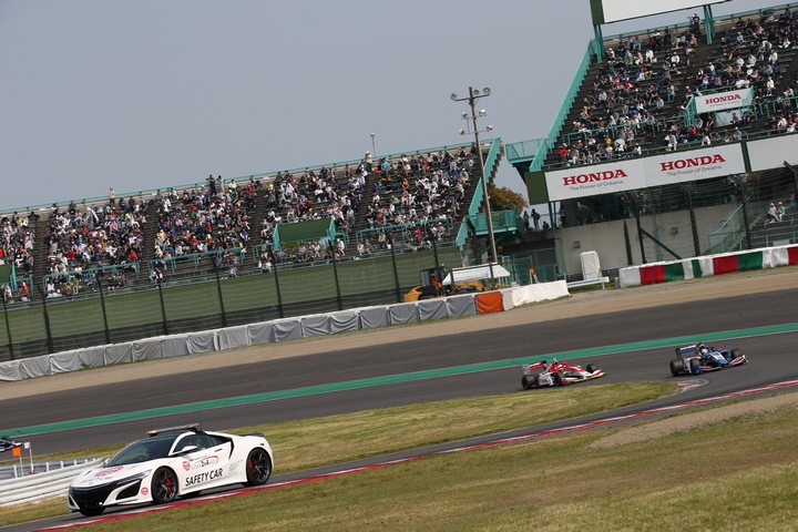 決勝レース: このレースはセーフティーカーが4度も導入された