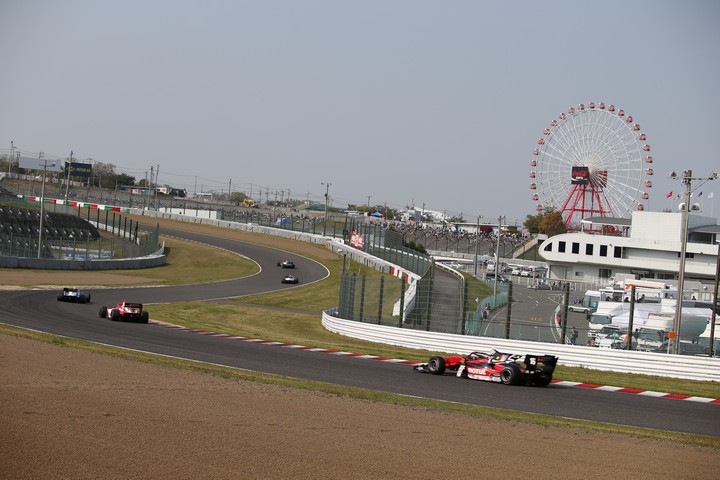 決勝レース: 青空のもと逆バンクからダンロップコーナーへ