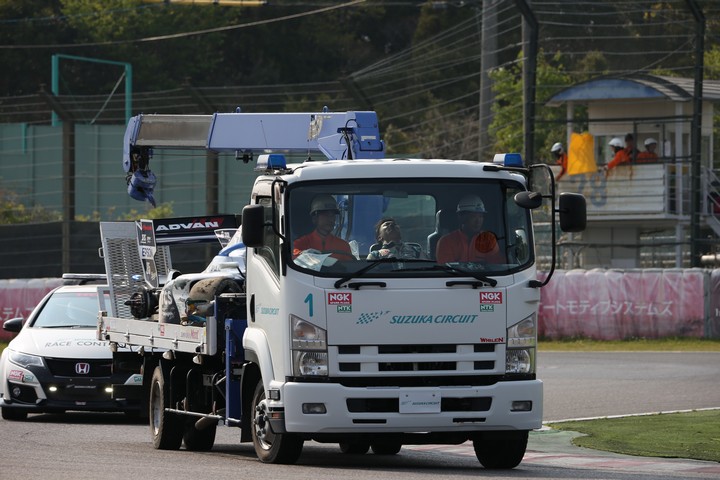 決勝レース: 回収される牧野任祐のTCS NAKAJIMA RACING SF19