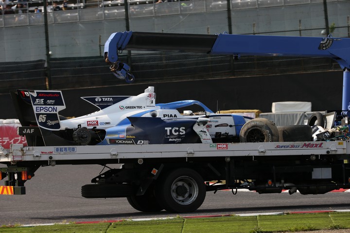 決勝レース: 回収される牧野任祐のTCS NAKAJIMA RACING SF19