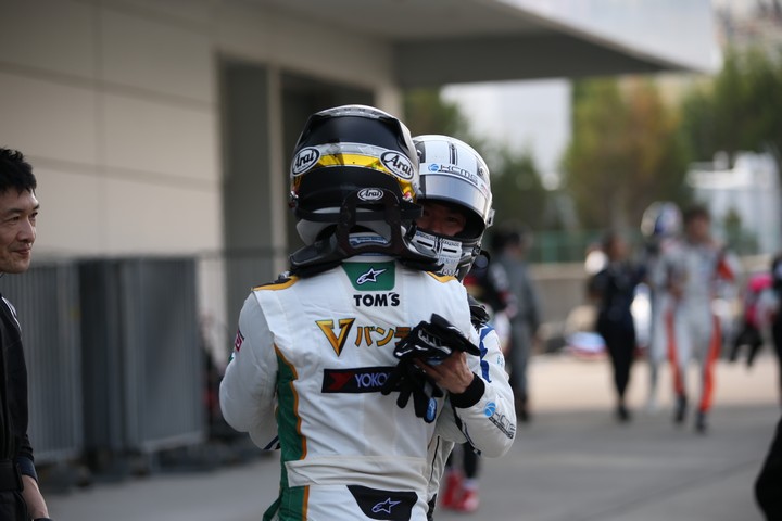 決勝レース: 優勝したニック・キャシディと抱き合う小林可夢偉