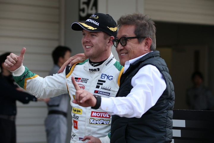 決勝レース: 優勝したニック・キャシディと舘信秀監督（VANTELIN TEAM TOM’S）