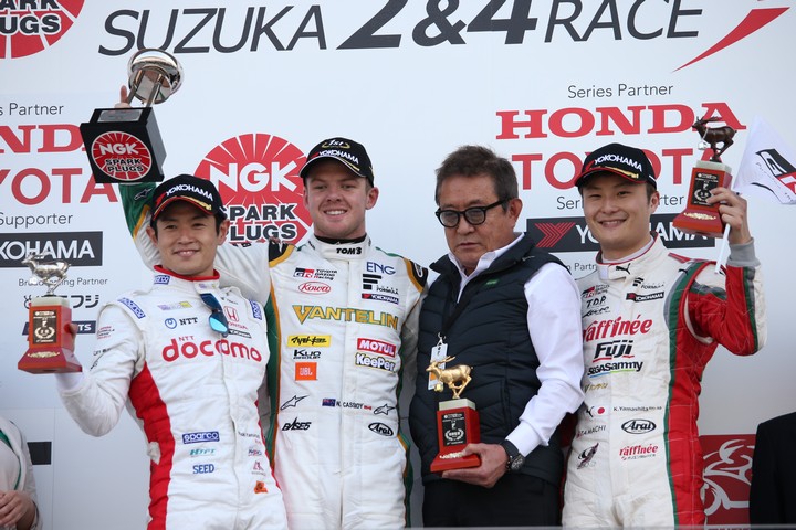 表彰式: 左から2位・山本尚貴、優勝・ニック・キャシディ、舘信秀監督、3位・山下健太