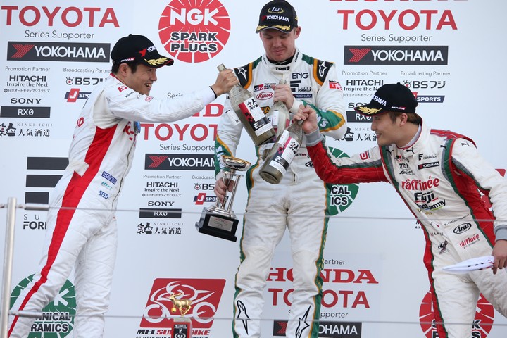 表彰式: シャンパンファイトを終えて健闘をたたえ合うドライバー