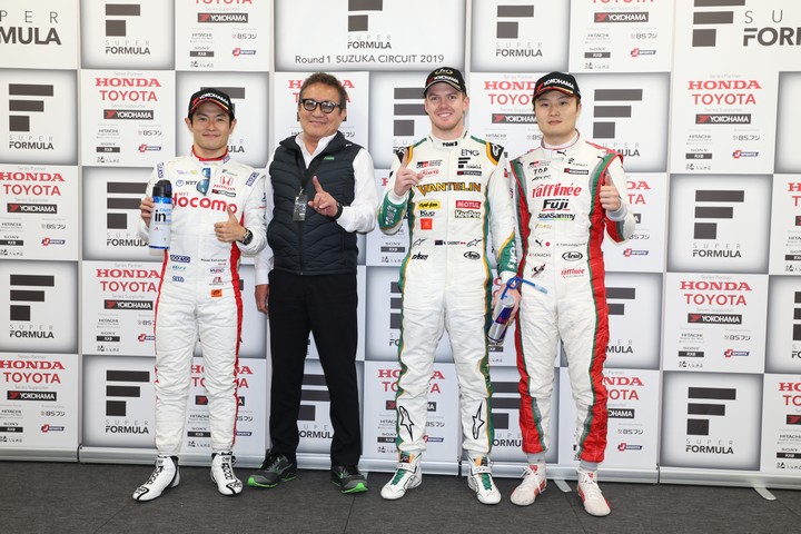 決勝フォトセッション: 左から2位・山本尚貴、舘信秀監督、優勝・ニック・キャシディ、3位・山下健太