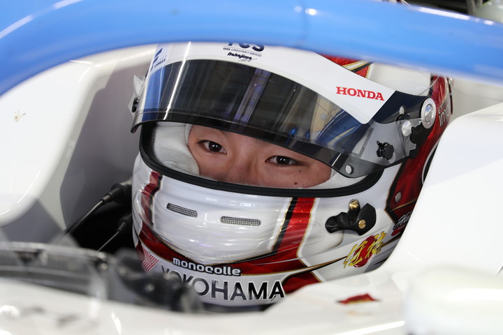 ピットで待機する牧野任祐（TCS NAKAJIMA RACING）
