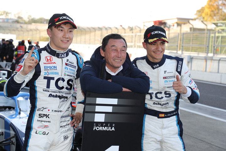 予選1-2を決めたナカジマレーシングの中嶋悟監督を囲む牧野任祐とアレックス・パロウ