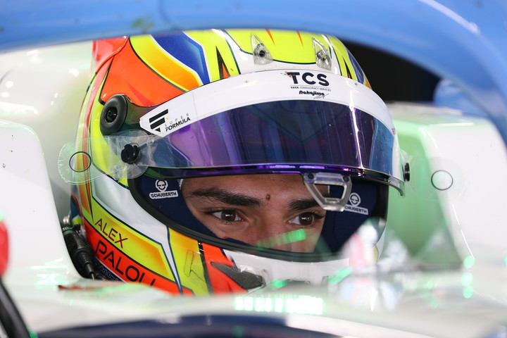 ピットで待機するアレックス・パロウ（TCS NAKAJIMA RACING）