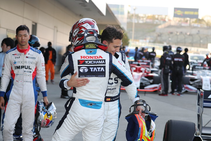 抱き合うポールポジション・牧野任祐と予選2位・アレックス・パロウのナカジマコンビ