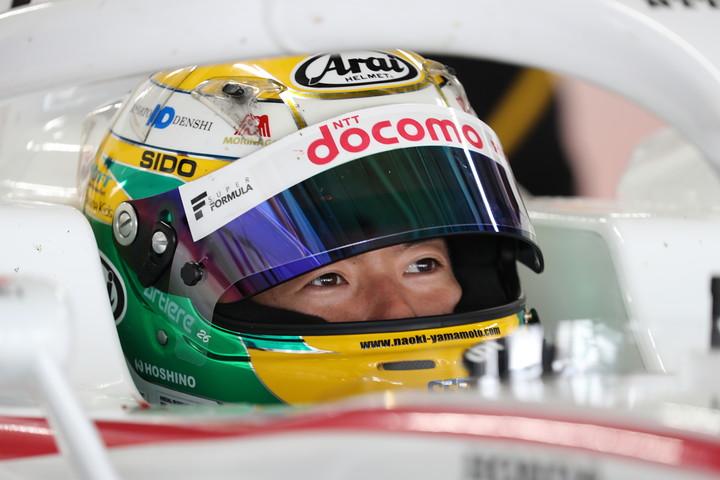 ピットで待機する山本尚貴（DOCOMO TEAM DANDELION RACING）