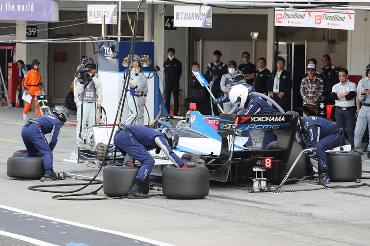 ファイナルラップ前にピット作業を行う小林可夢偉（KCMG Elyse SF19）