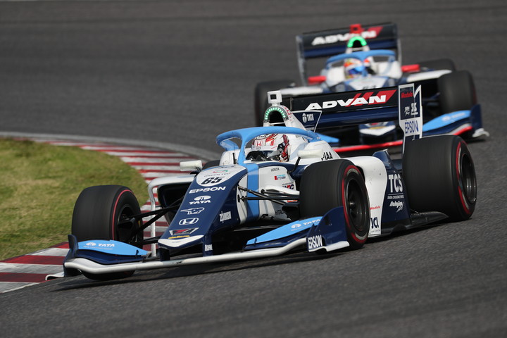 序盤ナカジマレーシングの牧野任祐とアレックス・パロウが1-2体制を築く