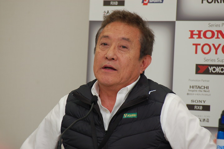 決勝記者会見: 優勝チーム監督の館信秀氏（VANTELIN TEAM TOM’S）