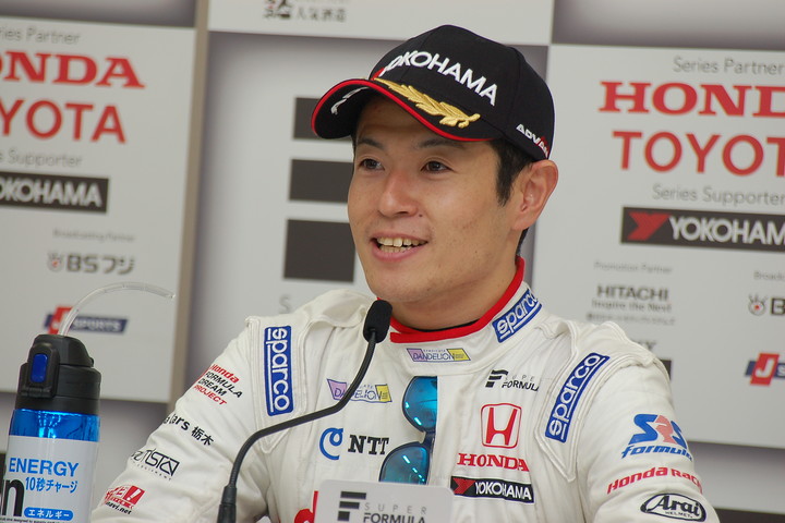 決勝記者会見: 2位の山本尚貴（DOCOMO TEAM DANDELION RACING）