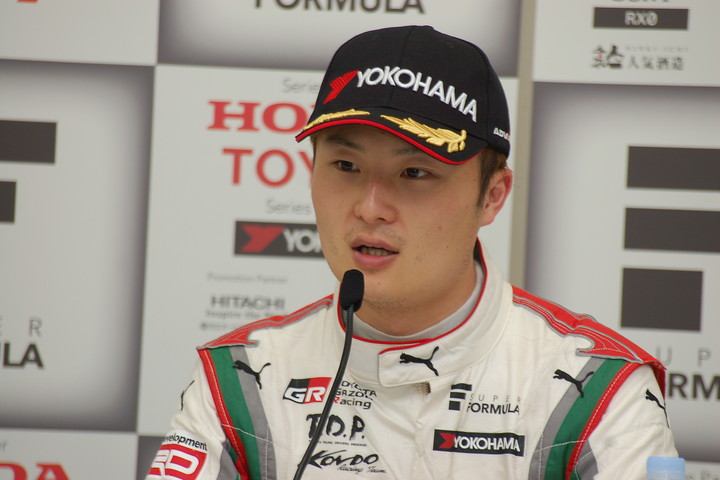 決勝記者会見: 3位の山下健太（KONDO RACING）