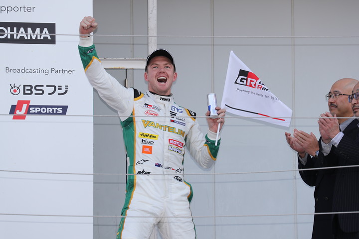 表彰式で歓喜のニック・キャシディ（VANTELIN TEAM TOM’S）