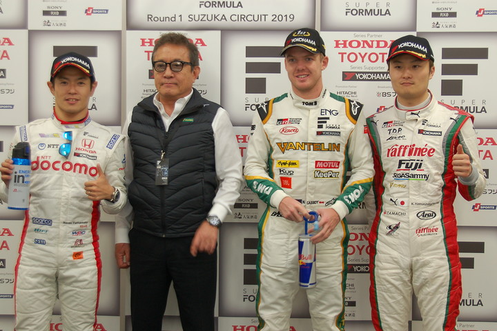決勝フォトセッション: トップ3のドライバーと優勝チーム監督