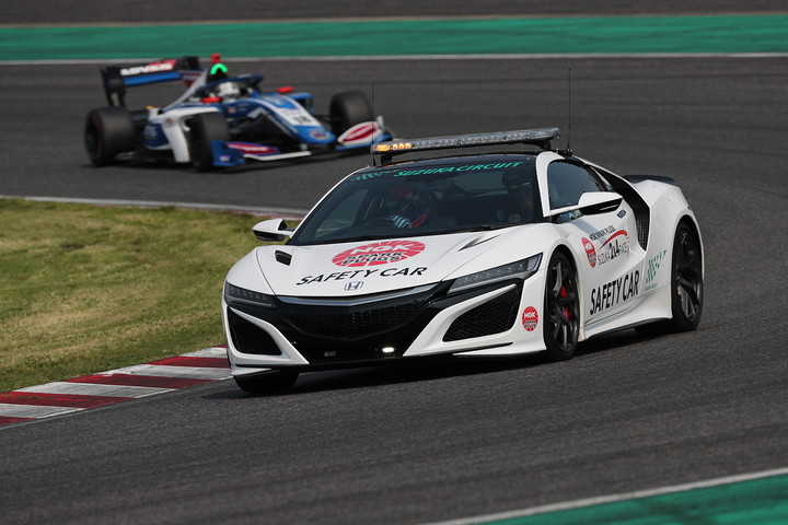 レースは4度もセーフティーカーが入る荒れた展開となった