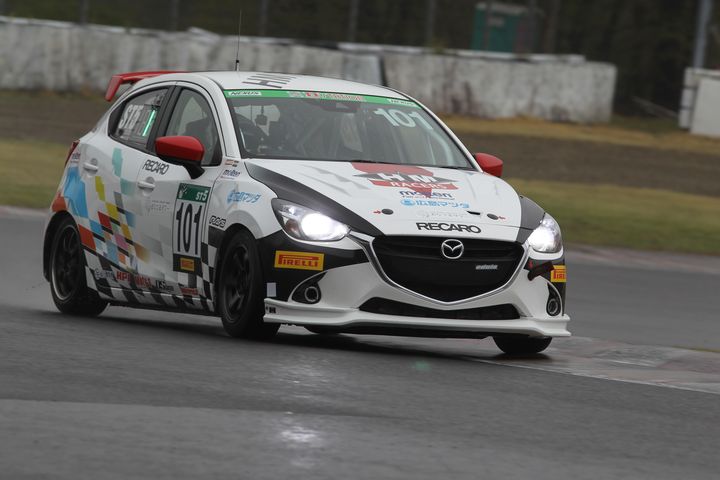 ST-5クラスポールポジションの吉田綜一郎／佐々木孝太組（ヒロマツ デミオ）