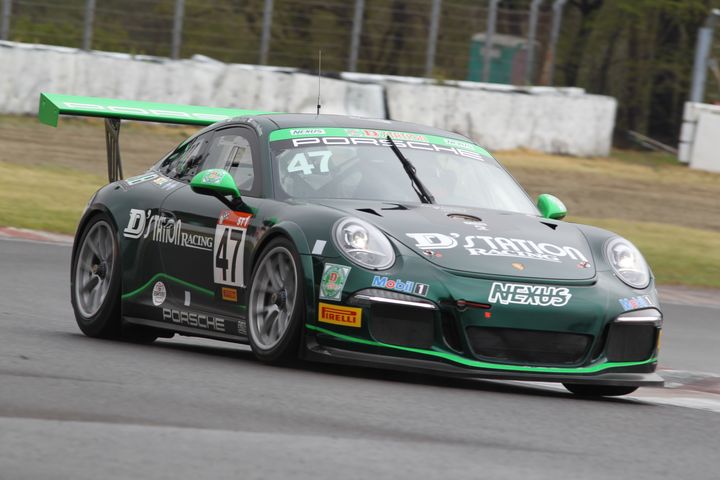 ST-1クラスポールポジションの星野辰也／織戸学／濱賢⼆組（D'station Porsche）