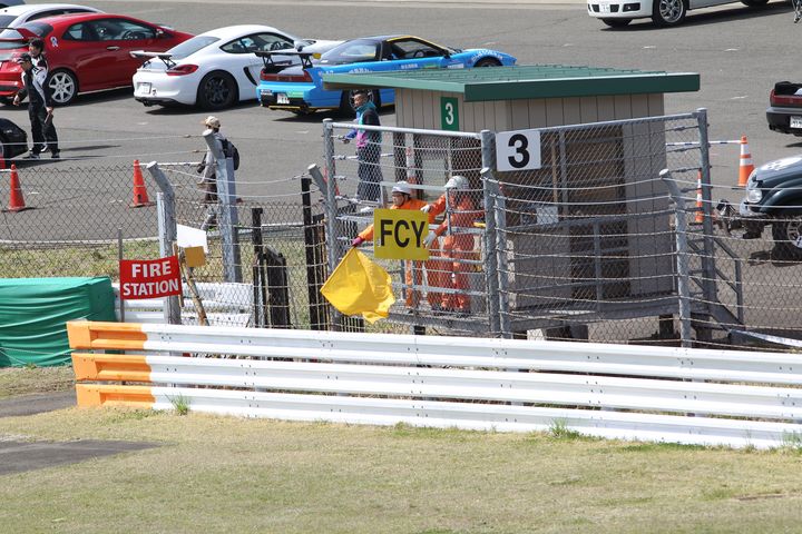 レースはFCYやセーフティーカーが何度も出る荒れた展開となった