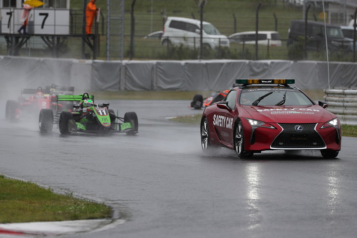 荒天のためレースはセーフティーカースタートとなった