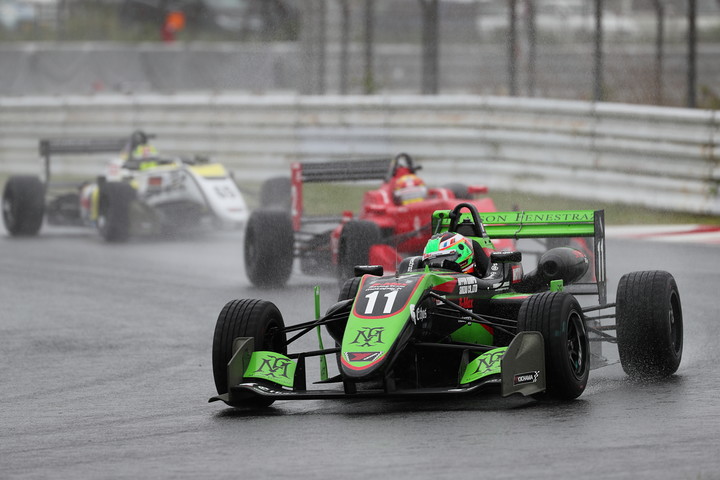 セーフティーカーが退きレースがスタートした