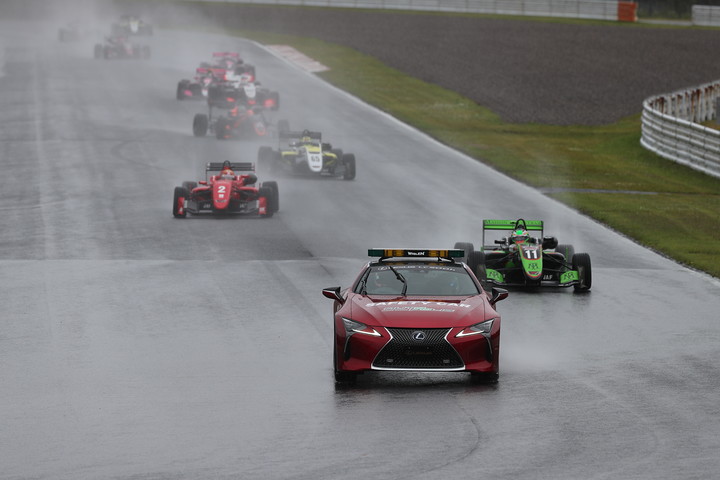 決勝はウェットのためセーフティーカースタートとなった