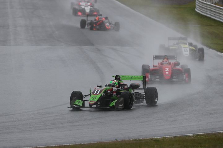 セーフティーカーが退きスタートが着られた