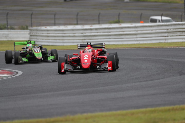 大湯都史樹（TODA FIGHTEX）とサッシャ・フェネストラス（B-Max Racing with motopark F3）のトップ争