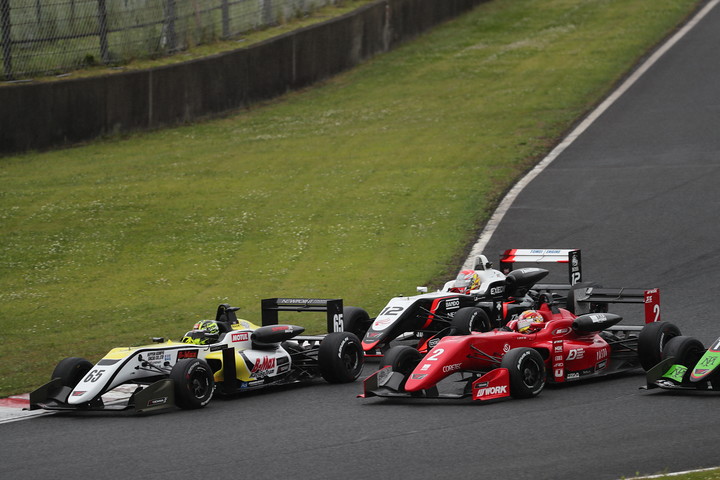 スタート直後、1コーナーの攻防