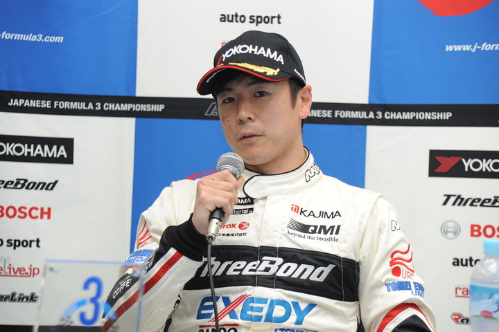 決勝記者会見: 3位の大津弘樹（THREEBOND RACING）