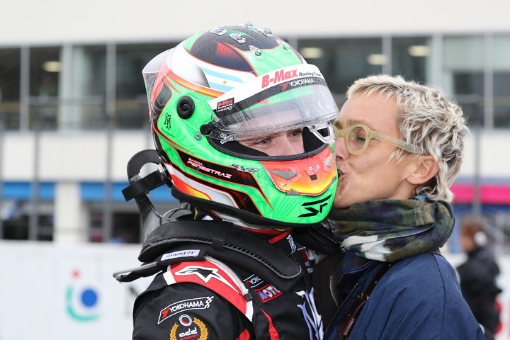 優勝したサッシャ・フェネストラスにキスする母親