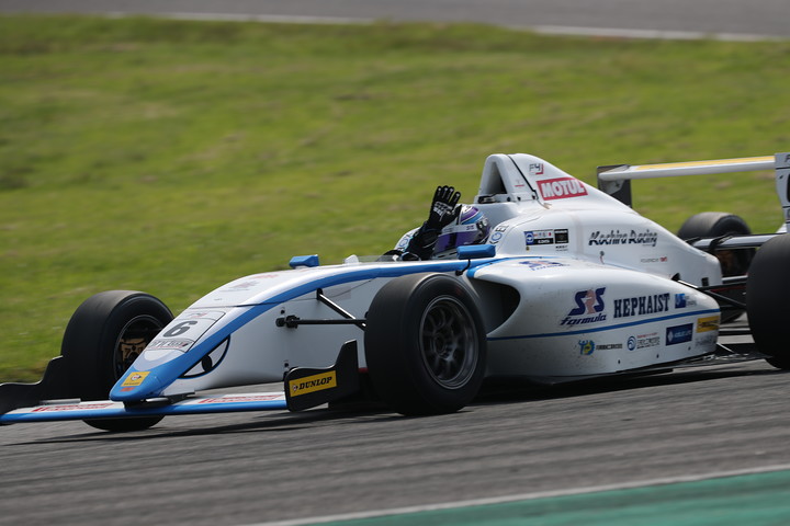 手を上げてウィニングラップを回る太田格之進（SRS/コチラレーシング）