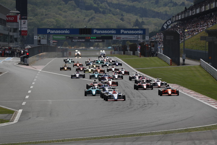 15周の決勝がスタートした