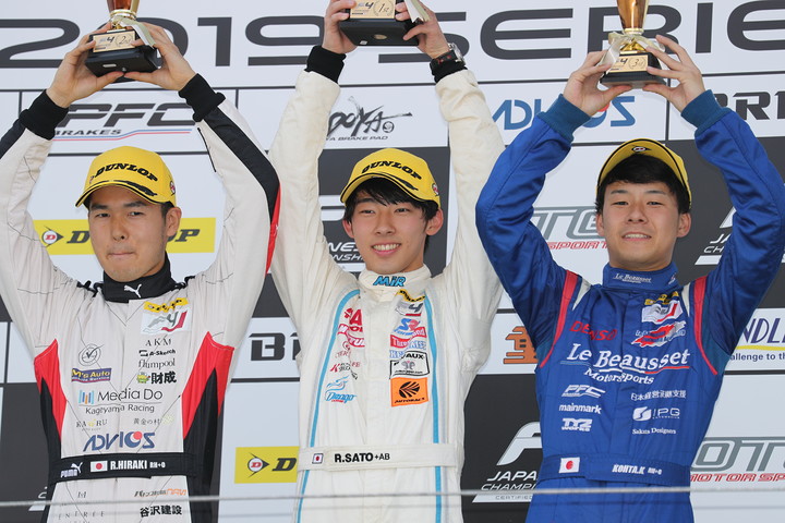 表彰式: 左から2位・平木玲次、優勝・佐藤蓮、3位・川合孝汰